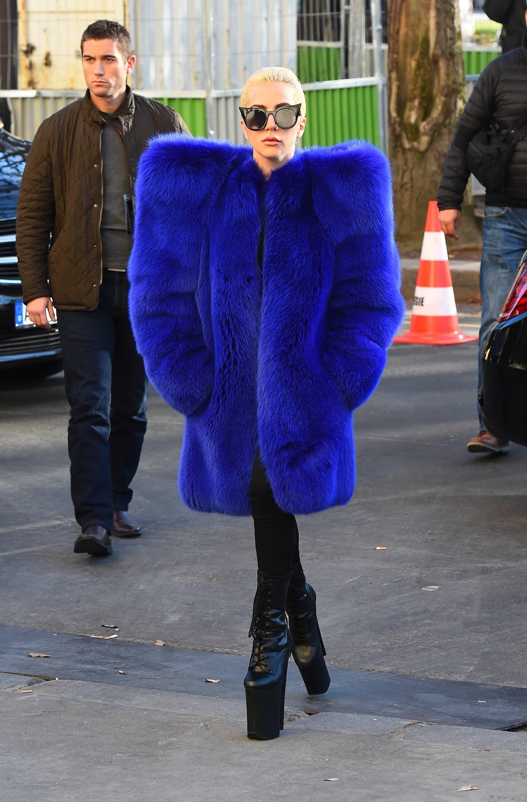 Леди Гага синяя шуба